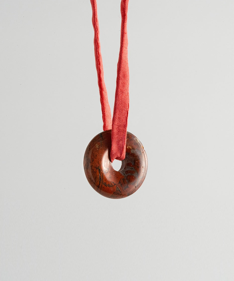 Collar Jade Ocre Lanao - Cordón de seda roja