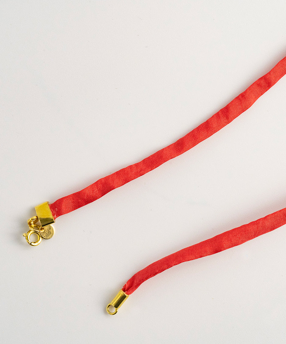 Collar Cuarzo Rosa Agusan - Cinta de seda roja