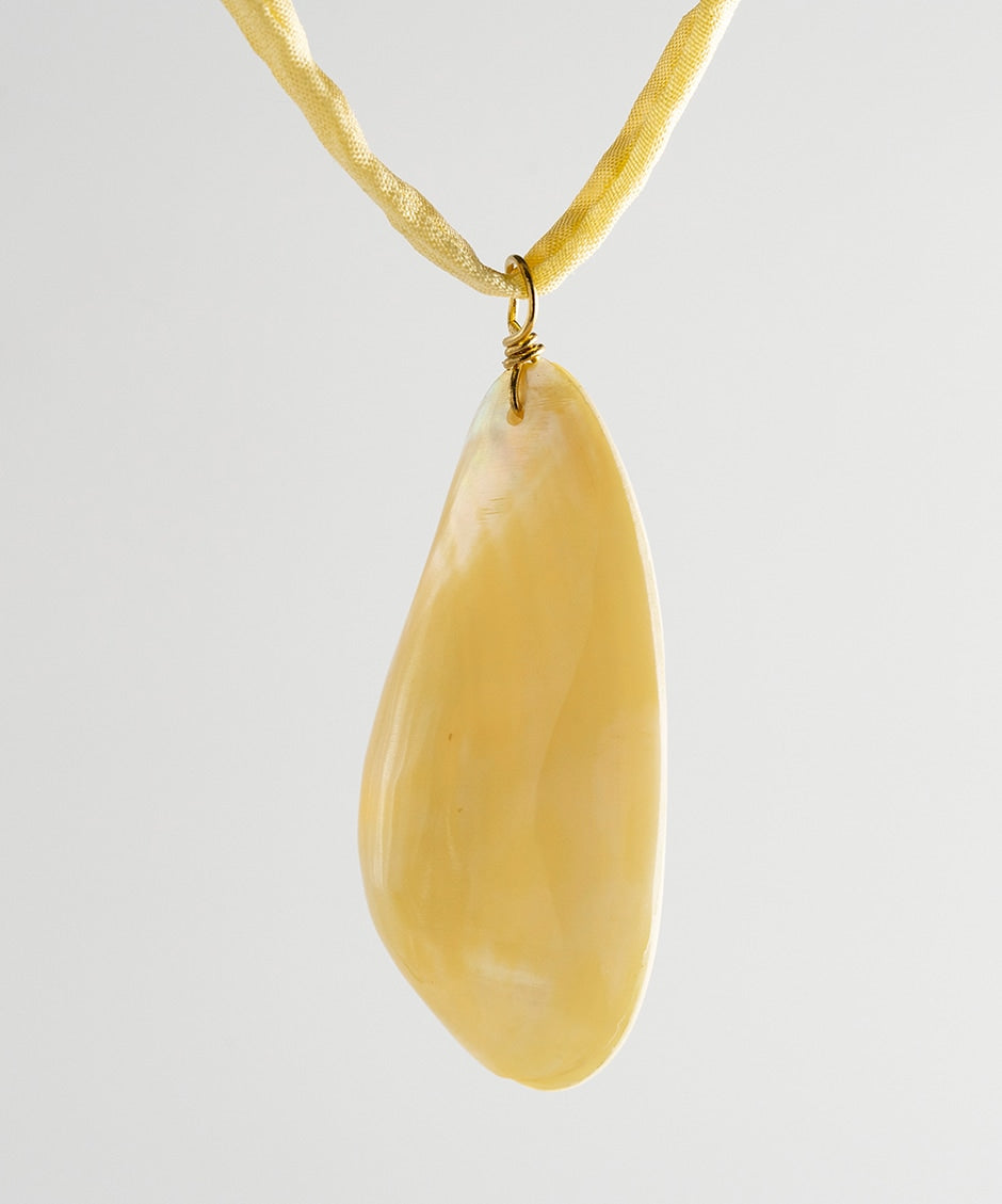 Collar Concha Davao - Cordón de seda amarillo